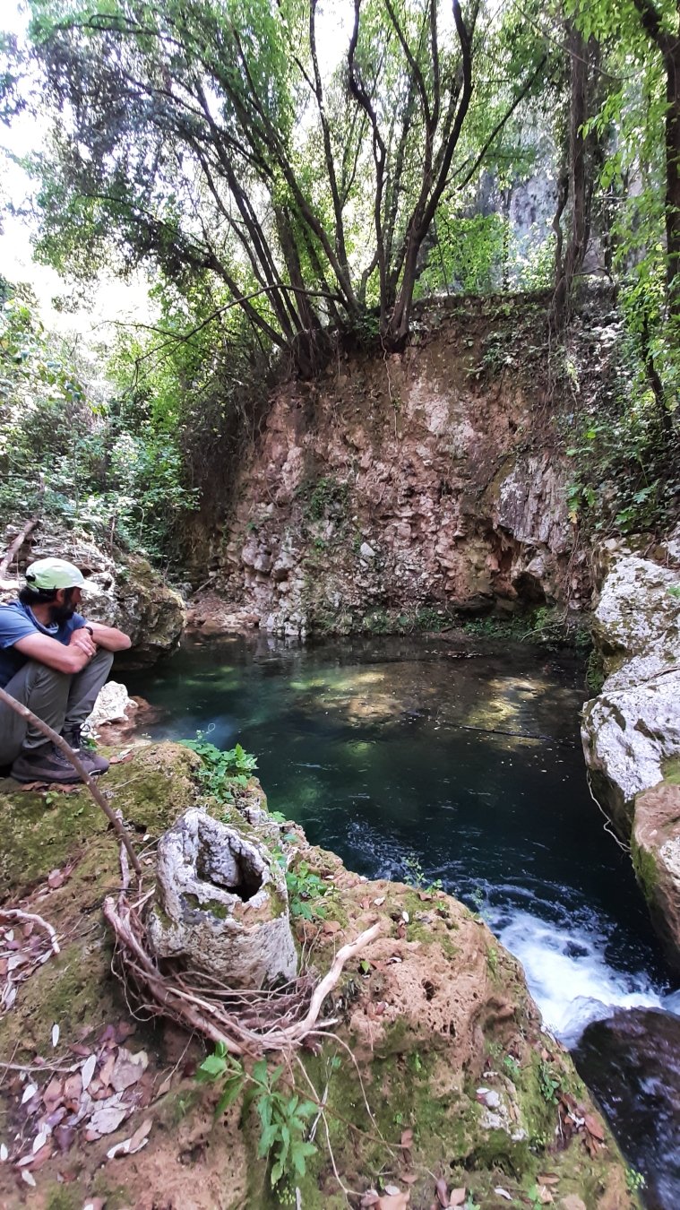Escursionisti nel paesaggio naturale di Cava Cardinale