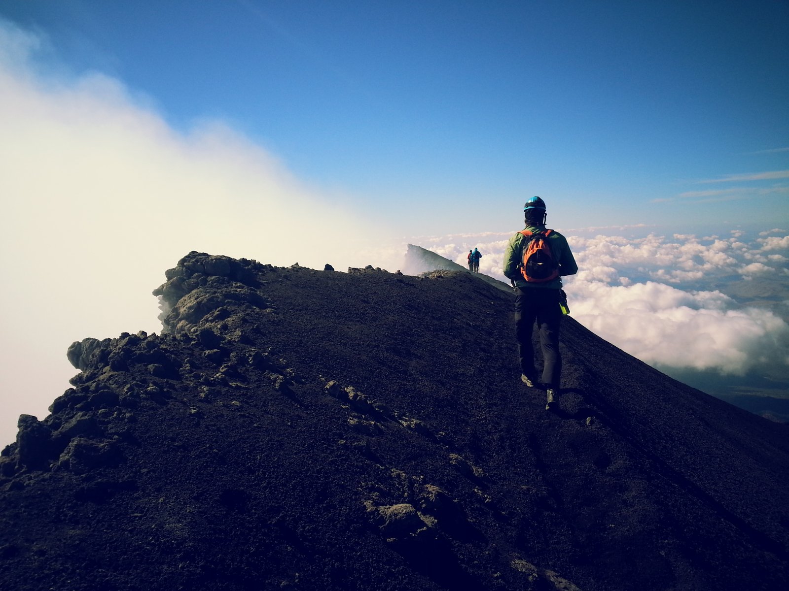 Escursionisti durante l’esperienza Etna Top in alta quota