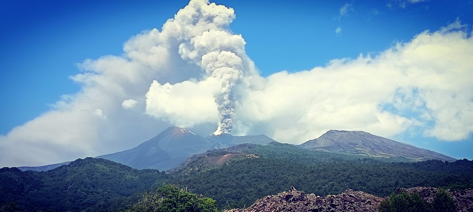 Pennacchio dell'Etna sopra il paesaggio siciliano