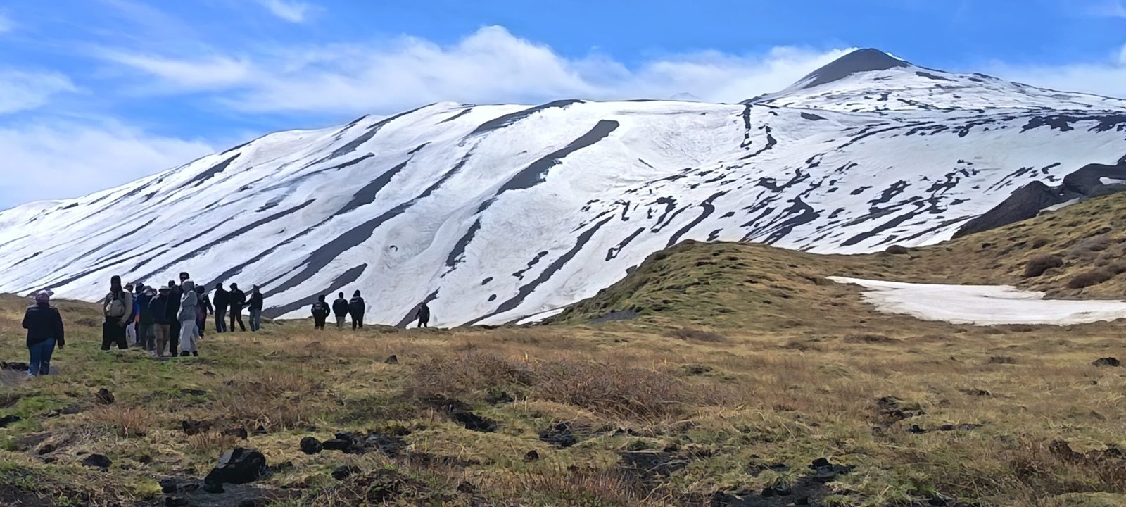 Escursionisti sul versante innevato dell'Etna