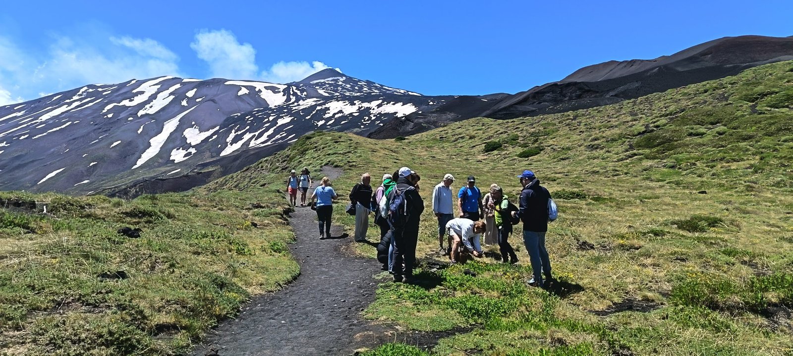 Vincenzo accompagna un gruppo durante un trekking sull'Etna
