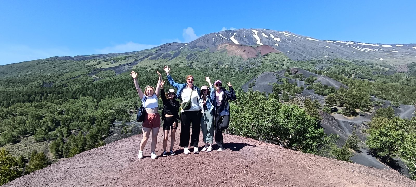 Gruppo di escursionisti su un belvedere dell'Etna