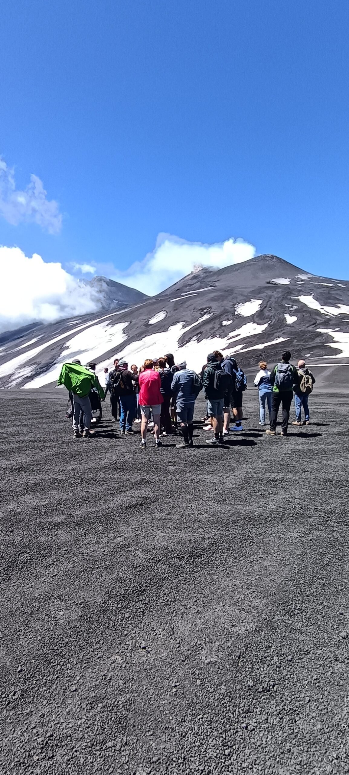 Escursionisti tra neve e lava sull'Etna