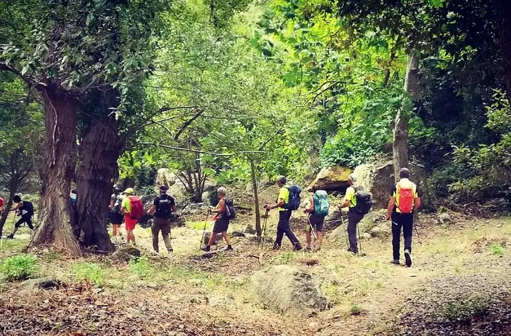 Escursionisti nella Valle del Carosello a Noto Antica