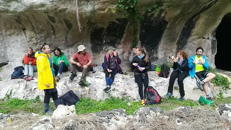 Gruppo in sosta durante il trekking nella Valle dell'Anapo