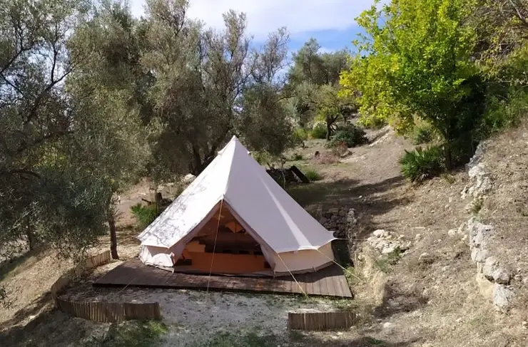 Cammino e ospitalità nella natura durante l’esperienza Walk and Glamp